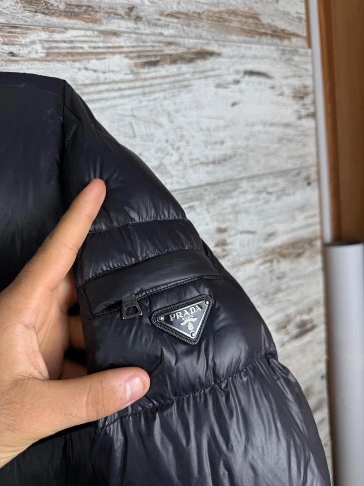 Hombres Prada Negro Puffer Down Chaqueta Piumino Lujo Bombers Talla M 48 Azul Marino Oscuro Foto 2 de 4