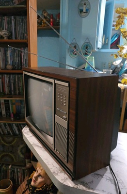 #ad 1984 Hitachi CT1943 19quot; CRT TV Woodgrain Solid State Retro Gaming Television $150.00