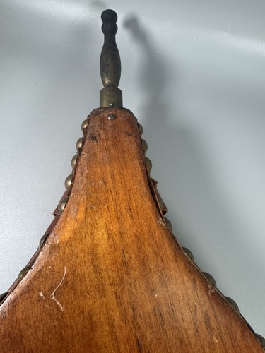 Soffietto per camino vintage lavorato a mano in legno e pelle con borchie in ottone - Foto 9 di 14