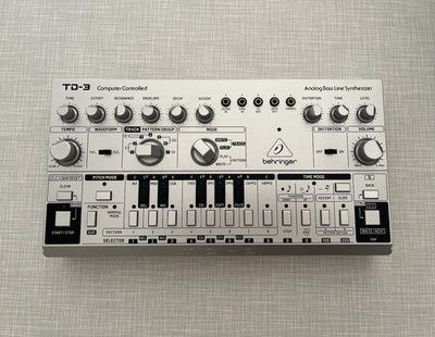 Behringer TD-3 Analog Desktop Bass Line Synthesizer Sequenzer Distortion CV