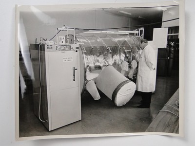 Porton Down Chemical Defence Lab germfreier menschlicher Isolator 1969 Vintage Foto