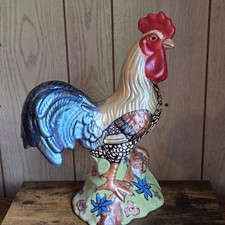 ÚNICO Gallo de Cerámica Pintado a Mano Grande - Cola Iridiscente y Base Floral Firmado