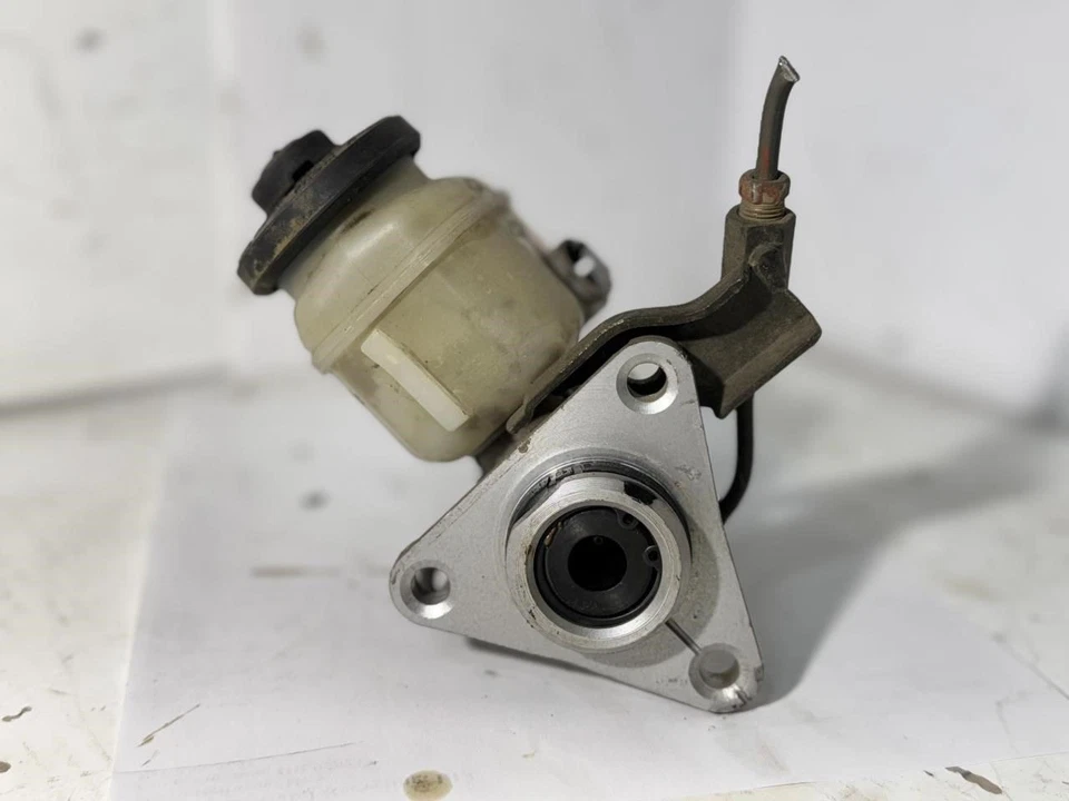 Главный тормозной цилиндр от оригинального производителя с резервуаром подходит для Lexus ES300 и Toyota Camry 92-94 годов выпуска - Изображение 3 из 4