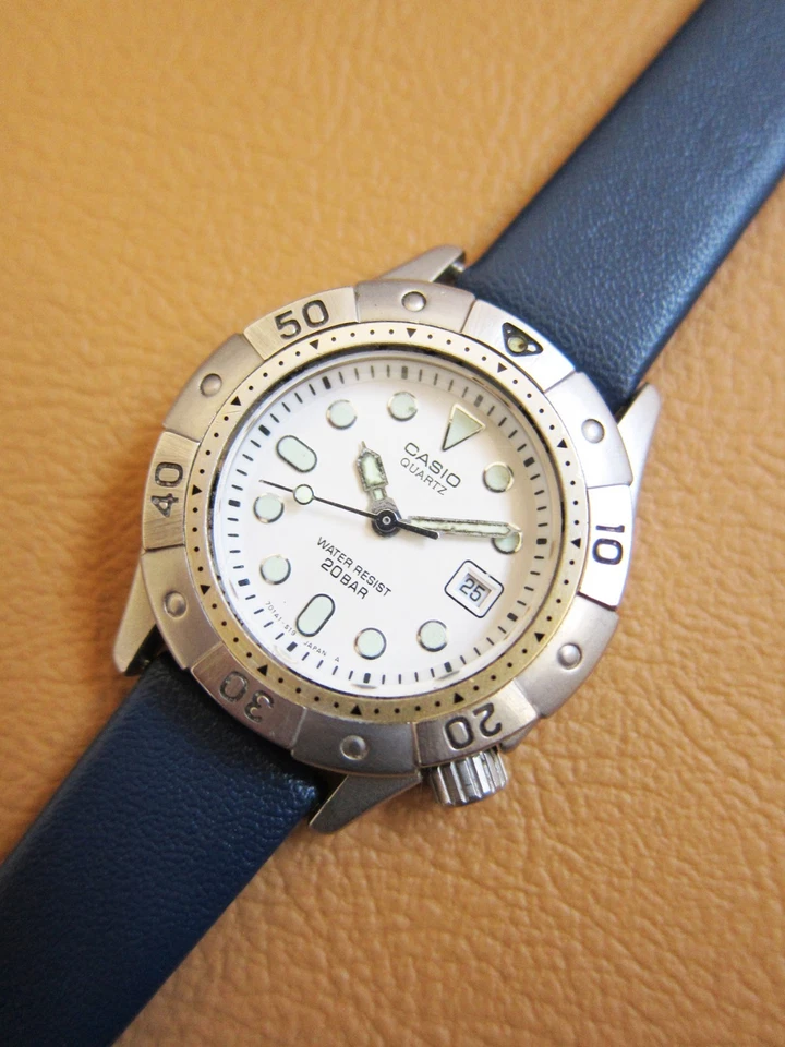 Reloj de buceo CASIO [392] LD-710 S.S de cuarzo de 20 barras para dama (HECHO EN JAPÓN) Foto 2 de 4