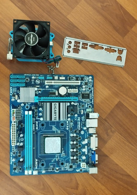 GIGABYTE GA-78LMT-S2P Mainboard Sockel AM3+ DDR3 VGA/DVI Mit CPU und CPU kühler