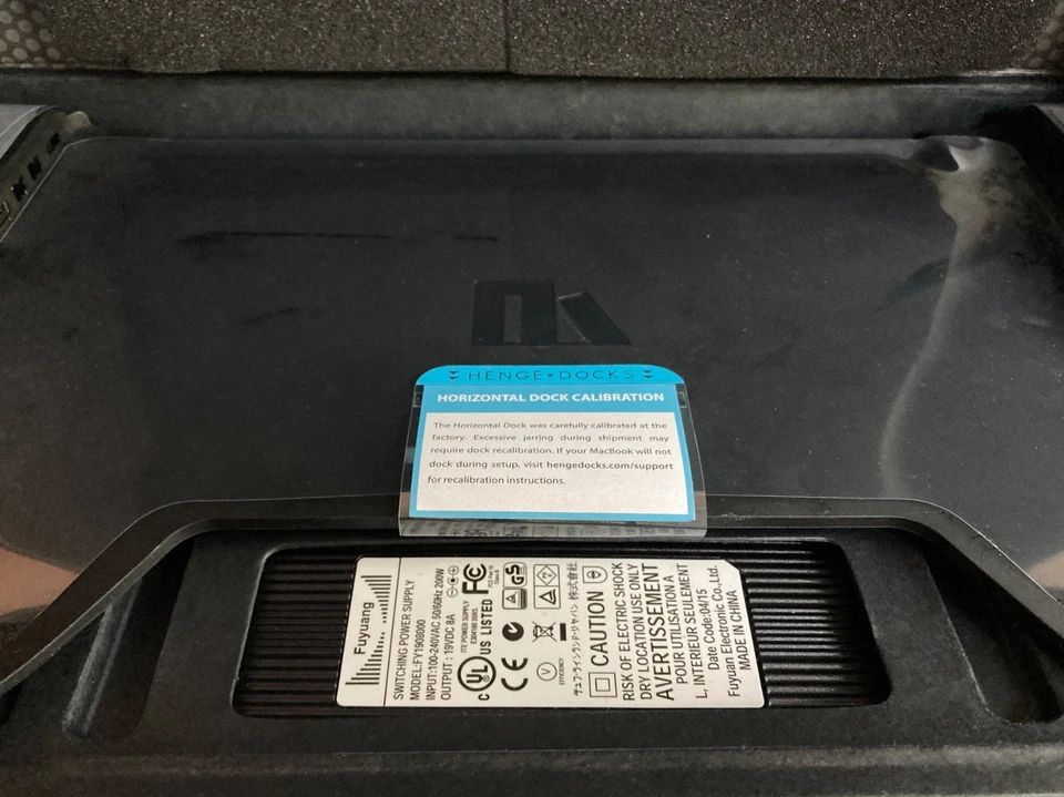 Estación de Acoplamiento Horizontal Henge Docks para MacBook Pro Retina de 15" CAJA ABIERTA Foto 2 de 4