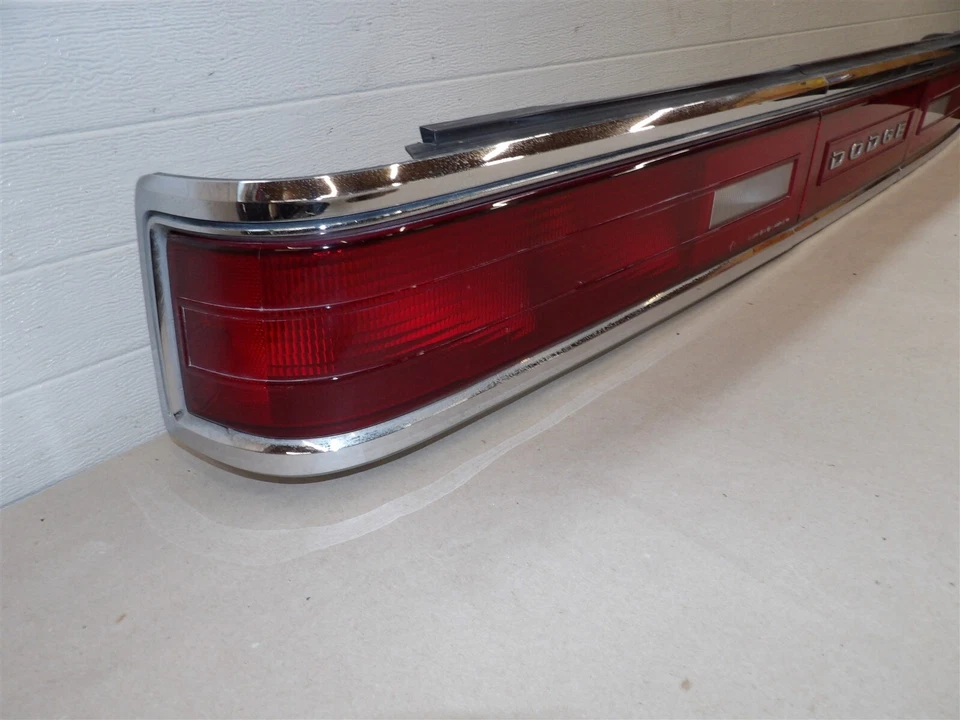 JUEGO DE 3 PIEZAS MONTAJE PANEL TRASERO LUZ TRASERA DODGE DINASTY 88-1993 CON PANEL CENTRAL Foto 2 de 4