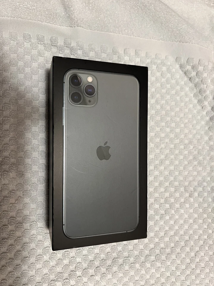 Verizon iPhone 11 Pro Max - Image 3 of 4
