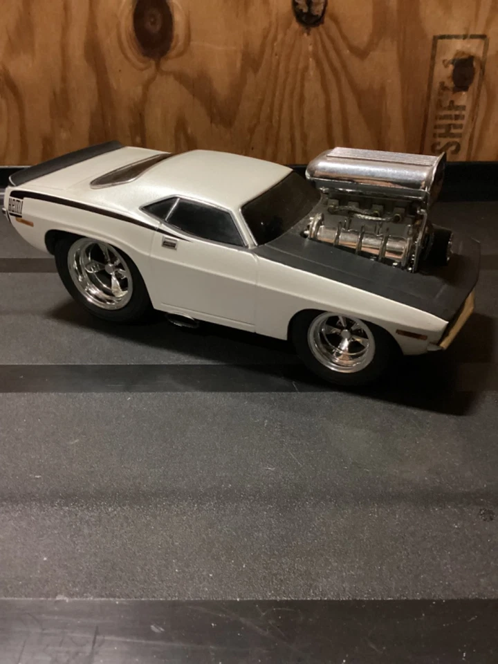 Muscle Machines 1/18 Scale Model-1970 Plymouth Cuda-Silver Excellent Condition - Image 4 of 4