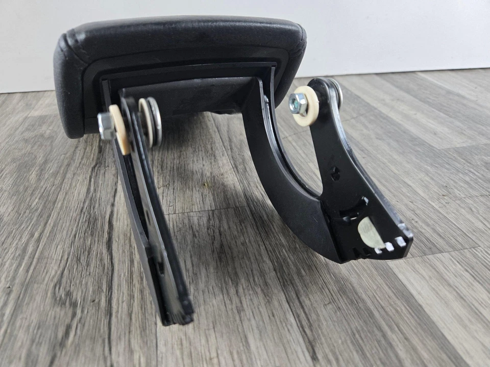 КРЫШКА ДЛЯ ХРАНЕНИЯ ПОДЛОКОТНИКА ПЕРЕДНЕЙ ЦЕНТРАЛЬНОЙ КОНСОЛИ AUDI Q3 2014-2018 - Изображение 3 из 4