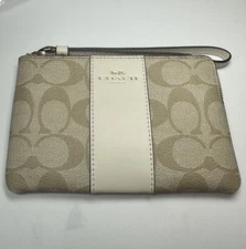 Coach Signature Corner Zip Wristlet in Light Khaki/Chalk . New Authentic