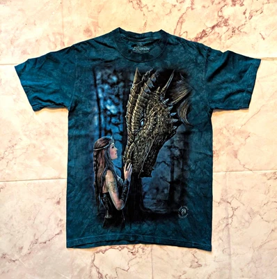 Camiseta gótica The Mountain Anne Stokes Once Upon a Time Dragon azul tie dye S - Imagen 1 de 4