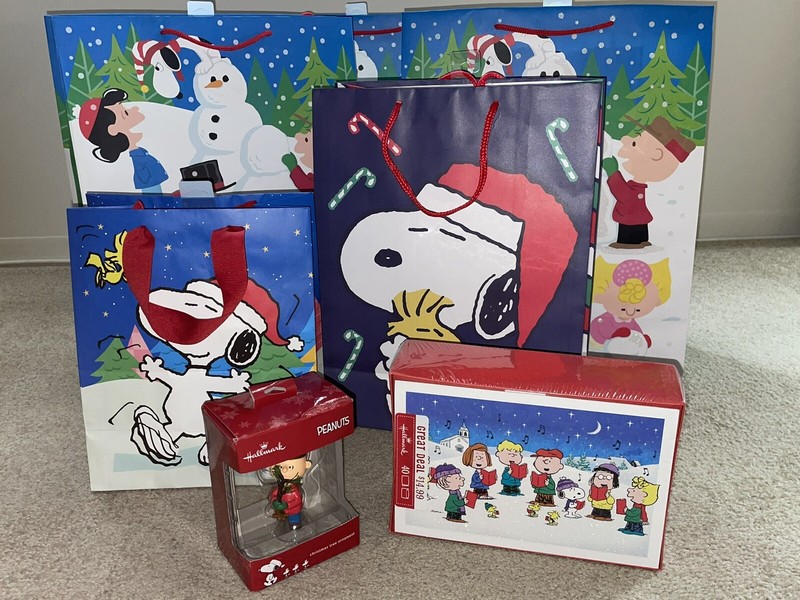 Hallmark Peanuts Snoopy Charlie Brown Christmas Holiday Gift Bags w/ornament