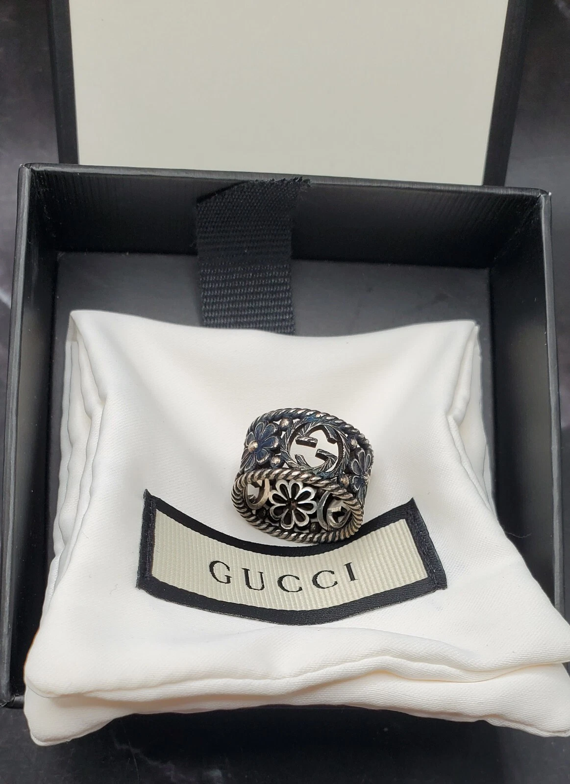 Anello Gucci in argento con finitura invecchiata ad incastro motivo floreale largo G inciso fascia