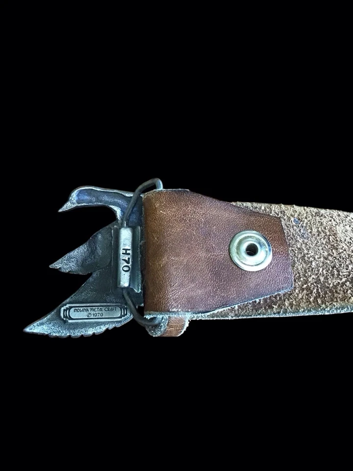 De colección INDIANA METAL CRAFT Hebilla de Cinturón de Latón Pato Volador ©1979 Y Cinturón de Cuero Foto 4 de 4