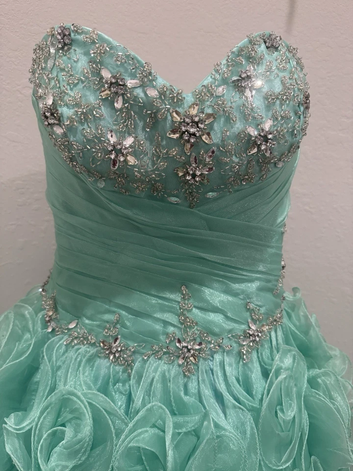 Como Nuevo Vestido de Baile Sin Tirantes con Volantes Vestido de Quinceañera con Lentejuelas Corpiño-Disney Foto 2 de 2