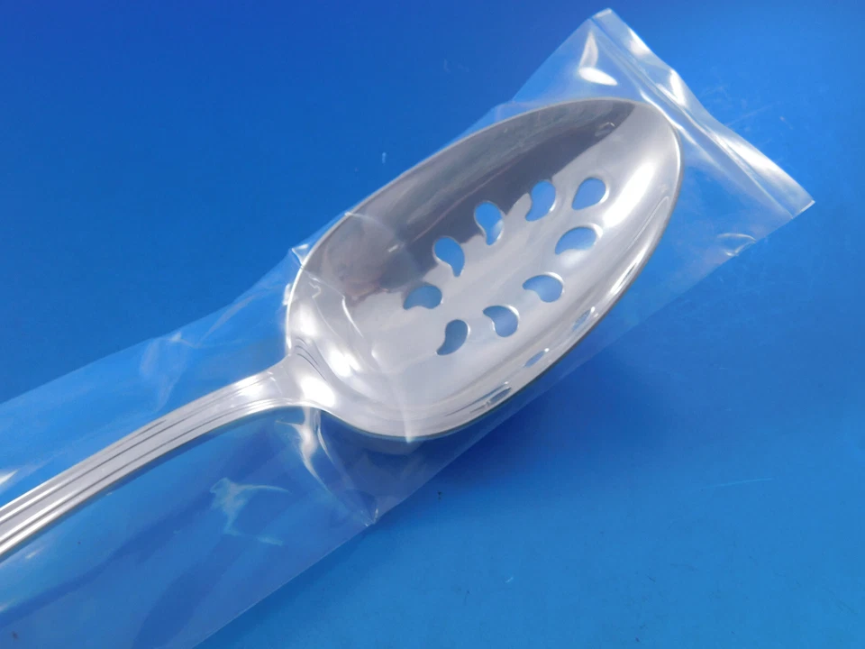 Cuchara para servir Fairfax de Durgin-Gorham de plata esterlina perforada personalizada 8 3/8" Foto 3 de 4