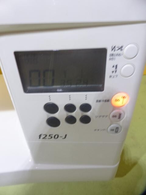 JUKI F250-J Computerized Sewing Machine with 20 Patterns and