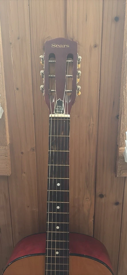 Guitarra acústica vintage Sears de 60 años vendrá con capo y selecciones Foto 3 de 3