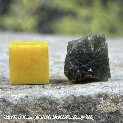 Moldavit transluzent grüner Tektit echt tschechischer Meteorit Einschlagglas mit