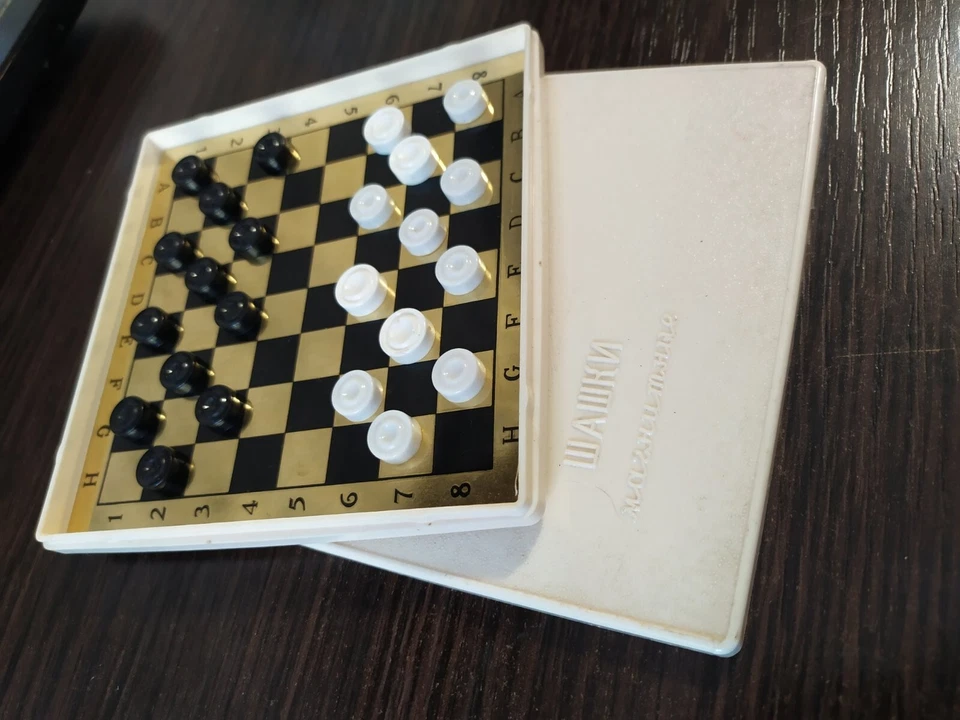 Vintage Soviet magnetic checkers hiking pocket mini-game souvenir USSR - Image 3 of 4