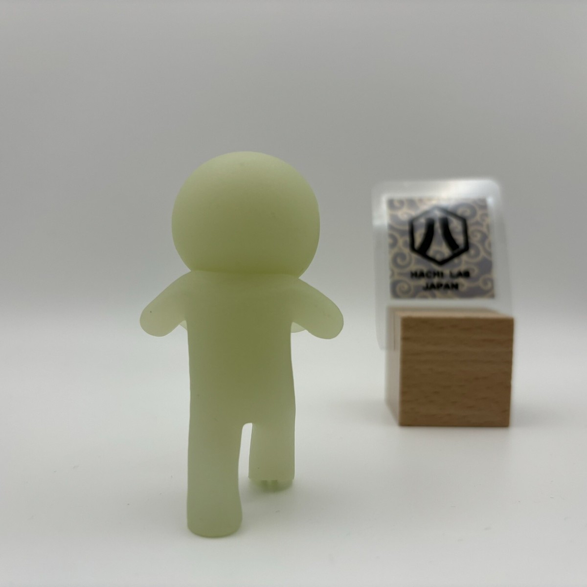 Smiski Series 4 Sneaking GLOW IN THE DARK Figure Dreams Japan Rare