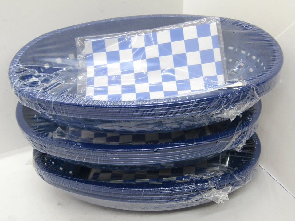 Juego de 4 cestas de plástico de 10" azul cobalto con servilletas de papel a cuadros azules Foto 2 de 4