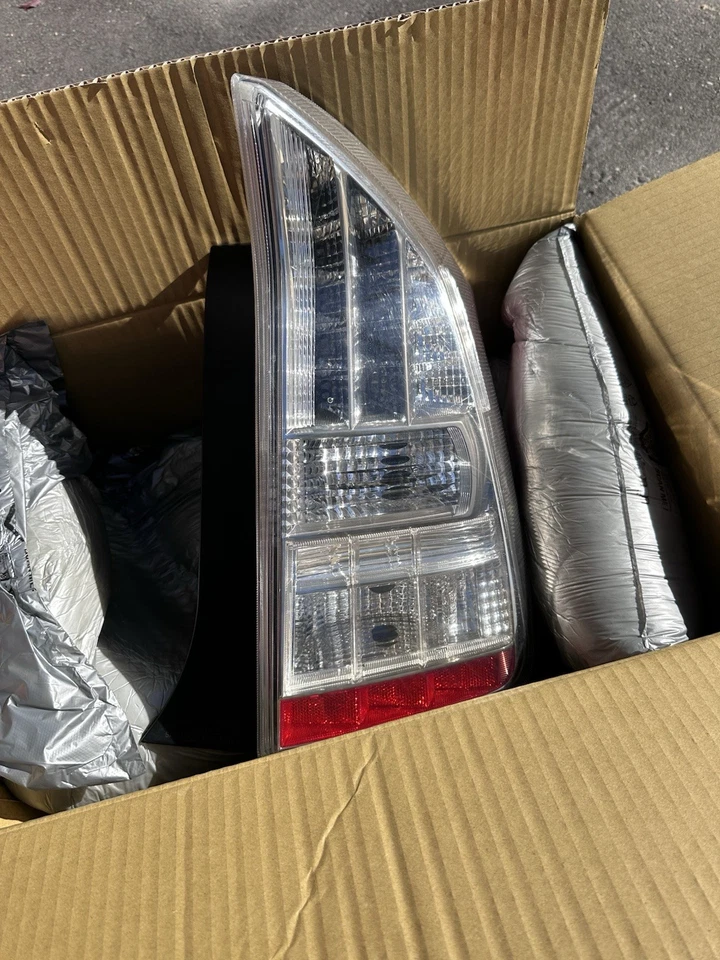 Juego de luces traseras para Toyota Prius 2010-2011, lado pasajero y conductor. Foto 3 de 4