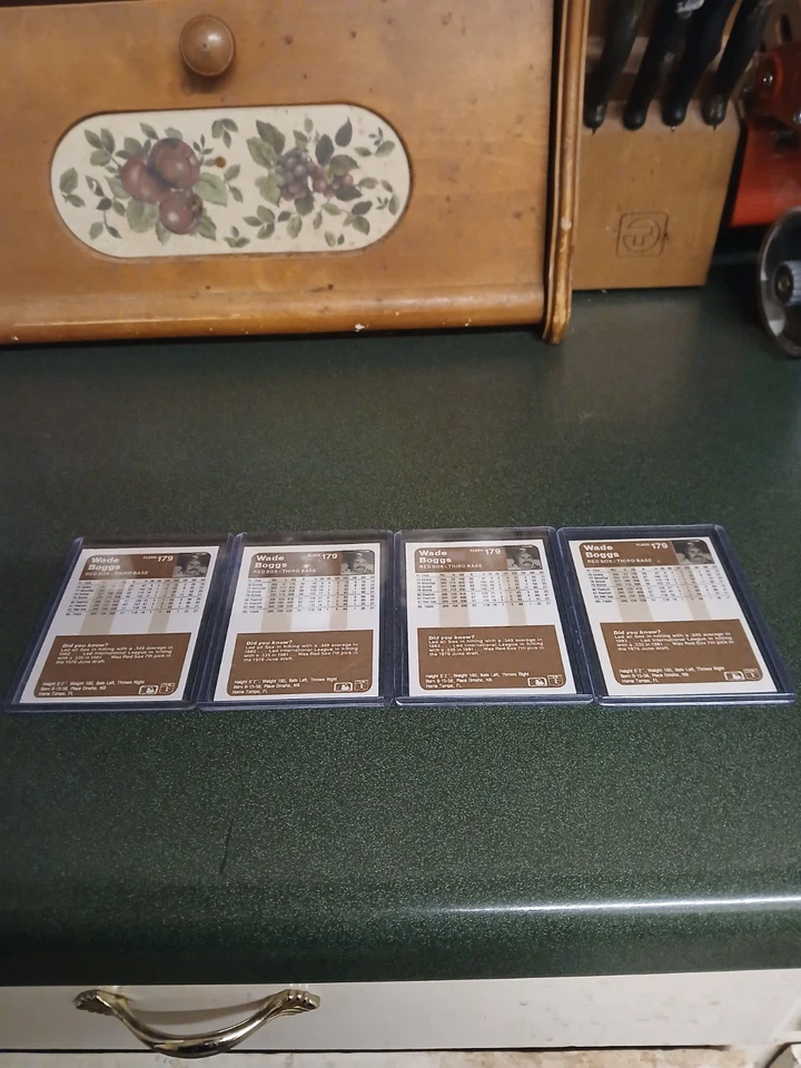 Lote de tarjetas de novato Fleer Baseball Wade Boggs 1983 (lote de 4 tarjetas) RC Boston Red Sox Foto 2 de 4