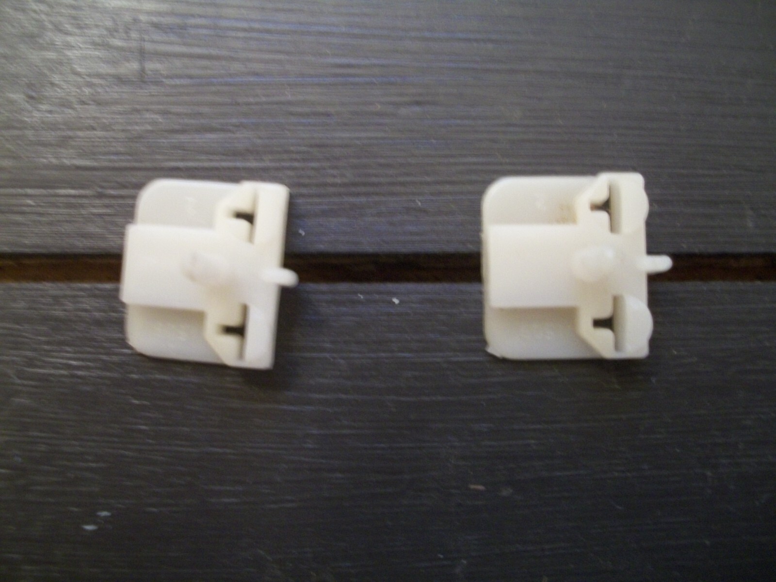 ELDON PAIR OF 1960’s 1/32 OR 1/24 SLOT CAR GUIDE BLADES / BRUSH FLAGS