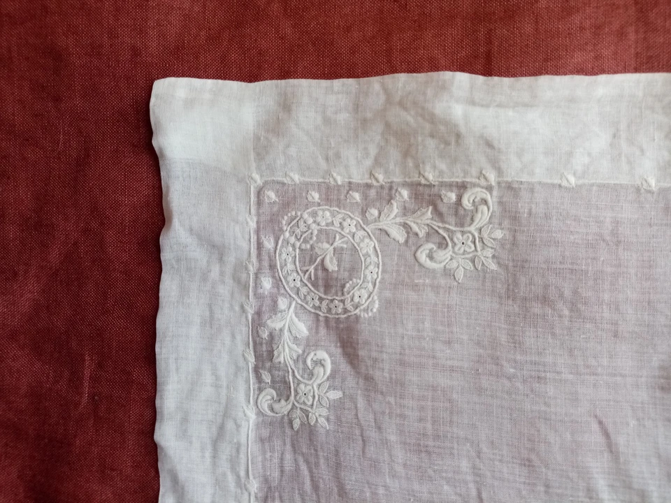 dentelle ancienne, grand mouchoir en fin linon brodé, monogrammé M F ou M J - Photo 3/4