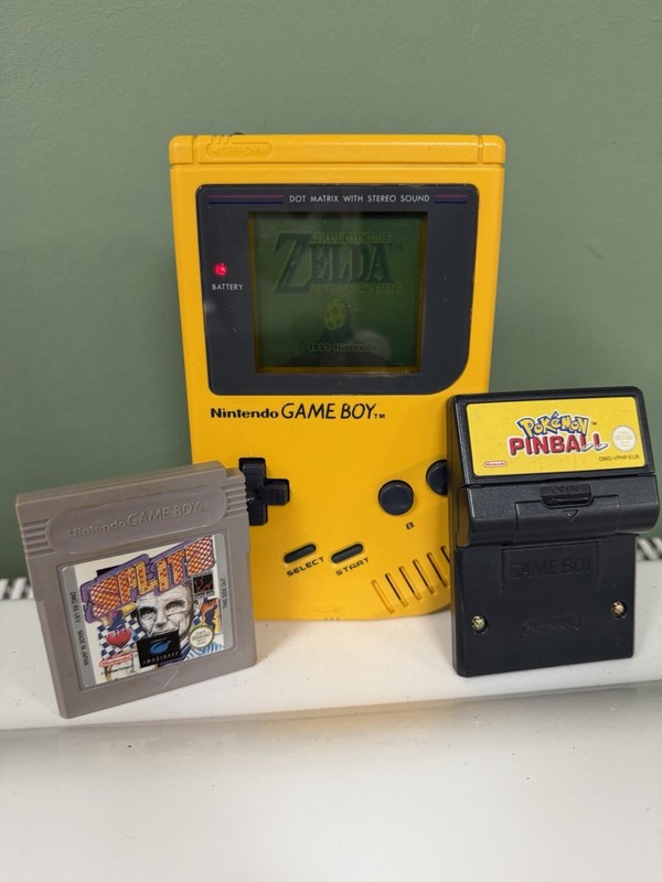 Yellow Nintendo Game Boy DMG-01 Bundle + Zelda, Pokémon Pinball & Splitz