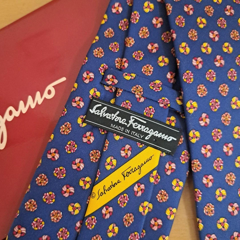 Salvatore Ferragamo Neck Tie Blue Dot Flower 100%Silk unused mint gift F/S - Imagem 3 de 4