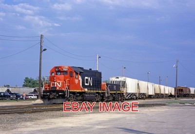 FOTO USA EISENBAHN CN 7521 RANGIER IN FOND DU LAC YARD WINCONSIN. 2 JULI 2003
