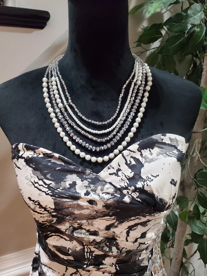 Vestido corto Friends para mujer negro blanco poliéster fuera del hombro talla mediana Foto 2 de 4