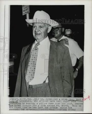 1959 Press Photo Governor Earl Long leaves Fort Worth hotel for ride around.