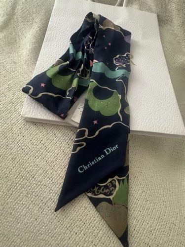Foulard Christian Dior bleu marine mitzah occasion avec rides et petites taches