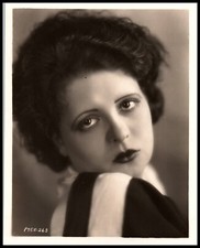 Hollywood Beauty CLARA BOW STUNNING PORTRAIT 1920s STYLISH POSE ORIG Photo 758