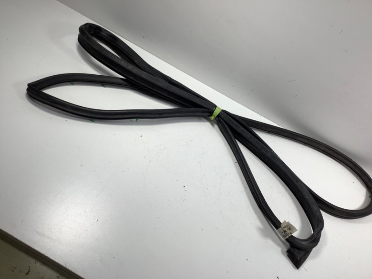 97-01 Honda CR-V RIGHT FRONT Door Weatherstrip 72310-S10-023 OEM