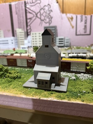 Grain Elevator N Scale / Gauge 1:160 - Built Up And Ready To Go! No Assembly