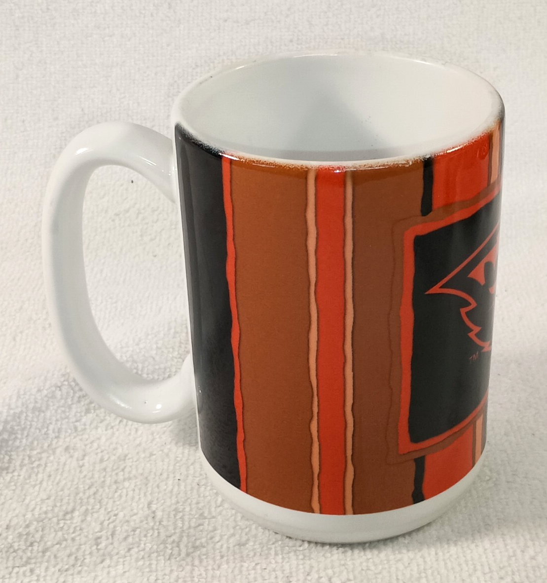 Boelter Brands Taza de café negra ate de dos tonos logotipo del equipo de la NBA con color