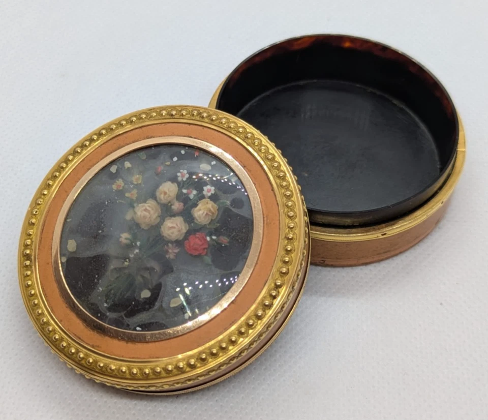 ANCIENNE BOITE A MOUCHE DRAGEOIR MONTURE OR 18 CARATS MINIATURE EN CIRE - 18ème - Photo 3/4