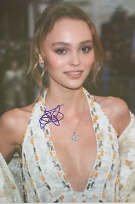16) Lilly Rose Depp signiert Mode Orig. Signatur Autogramm Unterschrift signed