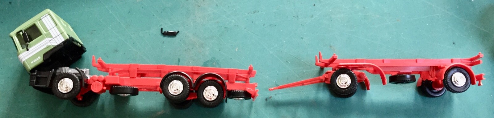 Camion semi-remorque miniature Herpa HO de haute précision châssis rouge et cabine verte 859002