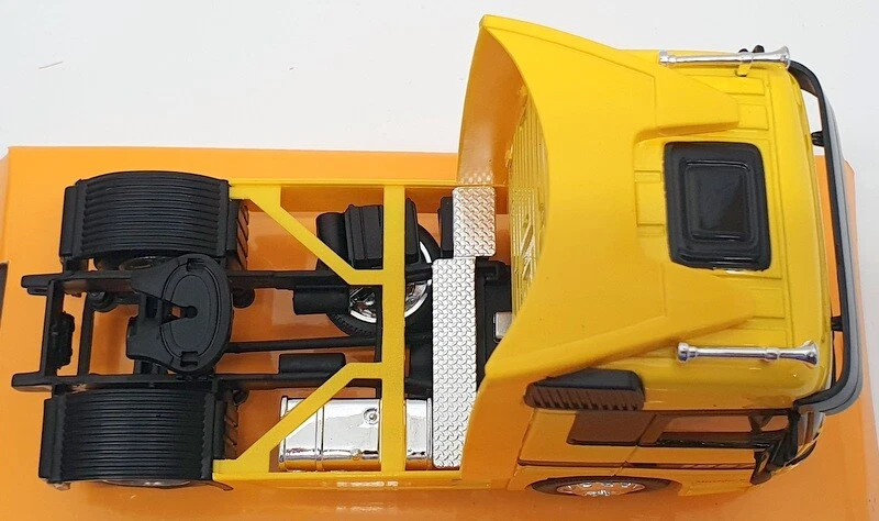 Welly 1/32 Scale Model Car 32280W - Mercedes Benz Actros - Yellow - Image 4 of 4