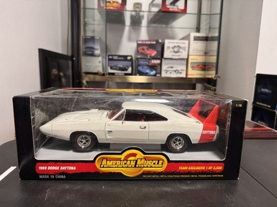 American Muscle 1:18 1969 Dodge Daytona White/Red Team Exclusive 1/2,500 DieCast