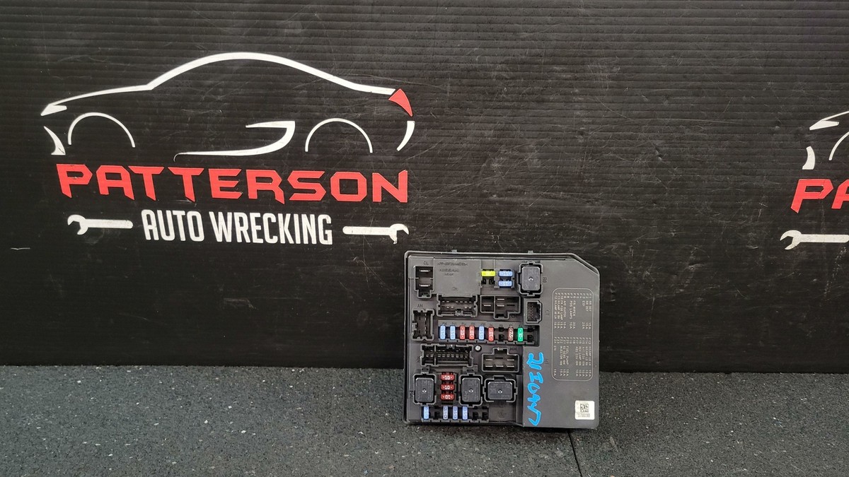 2009 Nissan Cube Engine Motor Under Hood Fuse Relay Box