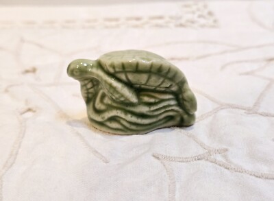 Wade England Green Sea Turtle Endangered Animal Series Red Rose Tea Figurine 