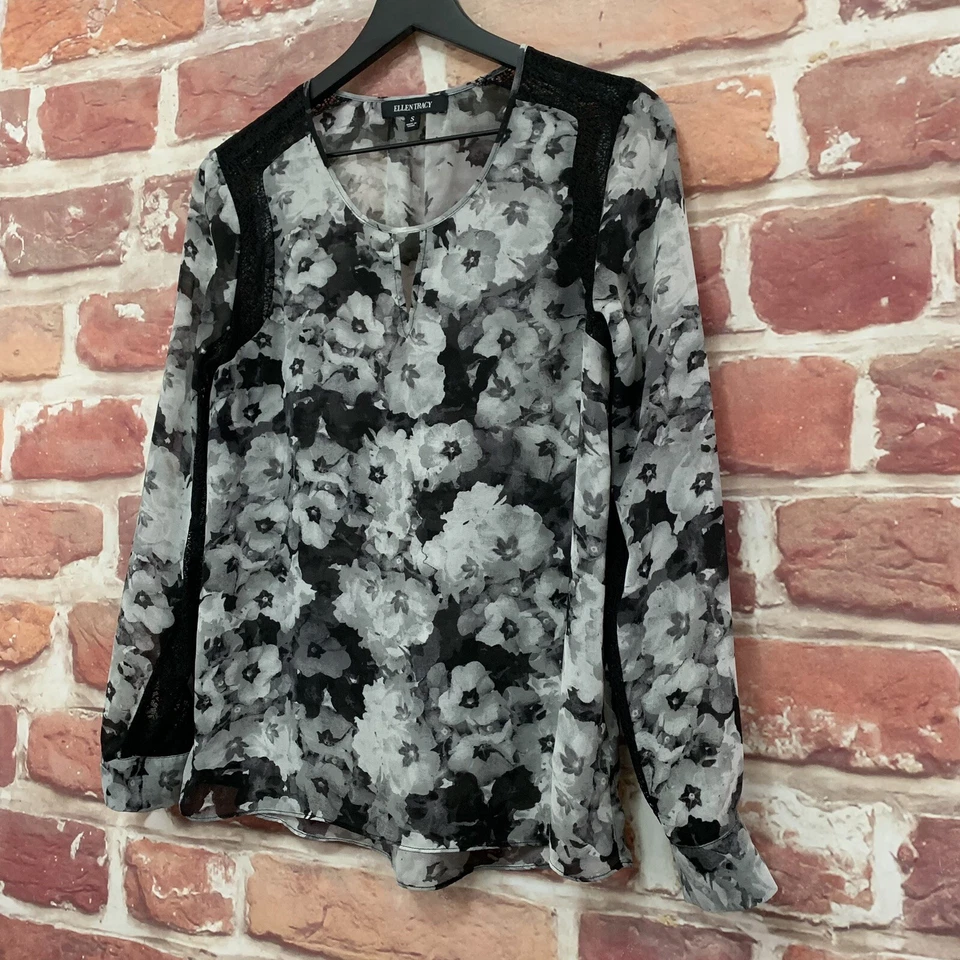 Blusa popover Ellen Tracy feminina pequena preta cinza floral renda acento - Imagem 2 de 4