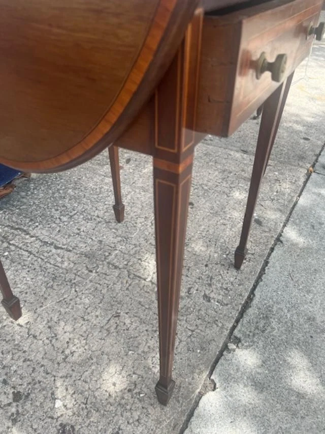 Antigua mesa eduardiana inglesa de caoba pequeña hoja caída incrustación de madera satinada Foto 4 de 4